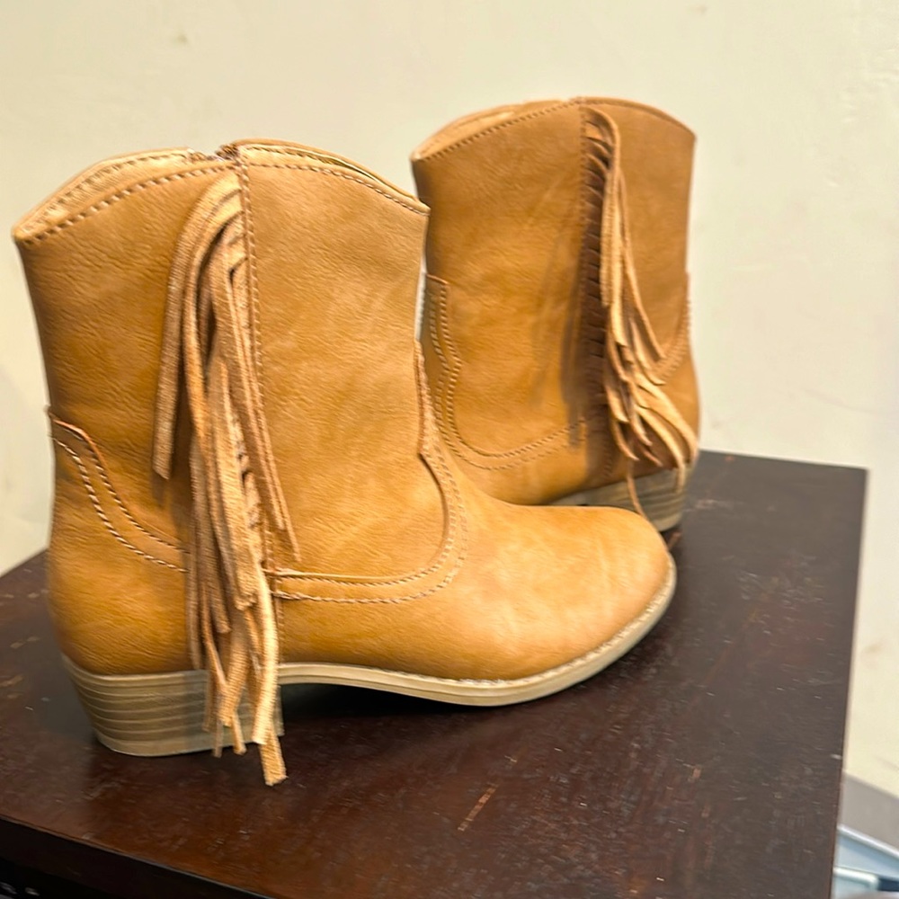 Girls boots